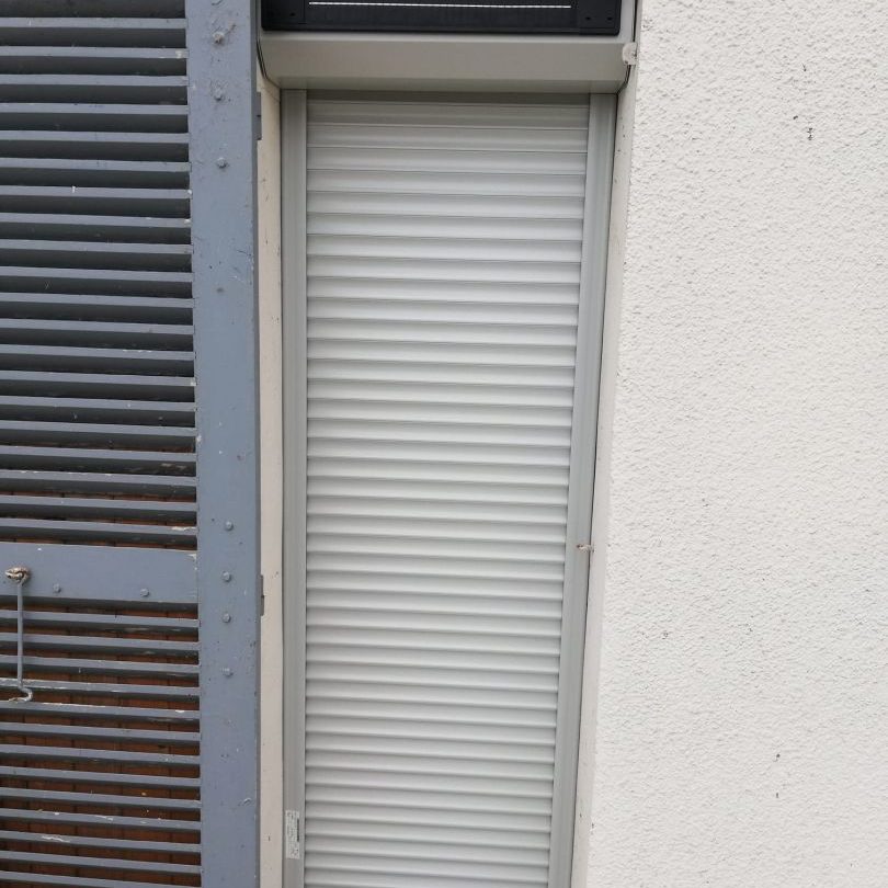 Pose d'un volet roulant solaire